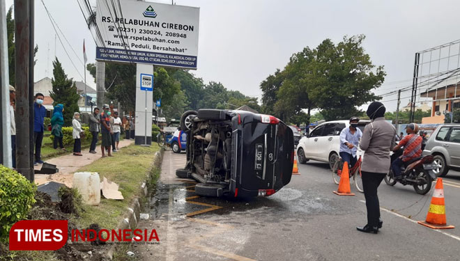 Suasana saat terjadinya kecelakaan, mobil minibus terbalik (Foto: Ayu Lestari / Times Indonesia)