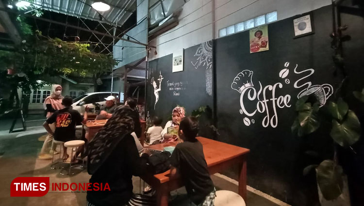 Para penikmat kopi di Rumah Buni (Foto : Lulu/Times Indonesia)