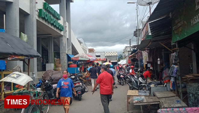 Aktivitas di Pasar Induk Bondowoso di bagian pintu masuk sebelah timur pasar (FOTO: Moh Bahri/TIMES Indonesia).