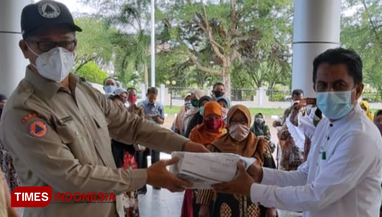Penyerahan 18.491 masker dari Pemprov Aceh kepada Pemkab Nagan Raya dalam Program Gemas 2. (Foto: T. Khairul Rahmat Hidayat/TIMES Indonesia)