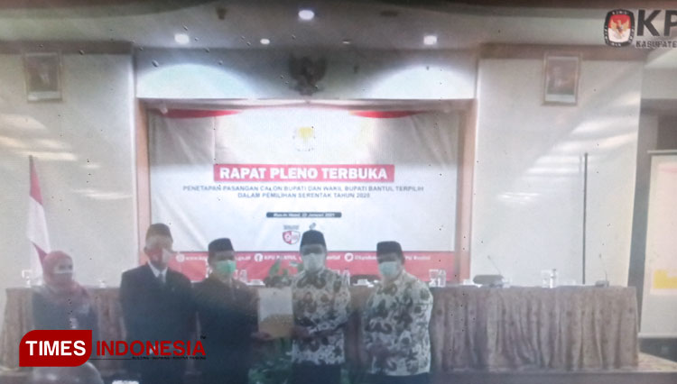 Penyerahan Berita Acara Penetapan oleh Ketua KPU Bantul kepada calon Bupati dan Wakil Bupati terpilih. (Foto: Totok Hidayat/TIMES Indonesia)