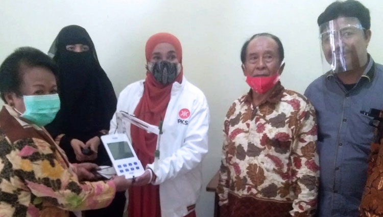 Anggota Komisi X DPR RI Sakinah Aljufri menyerahkan bantuan laboratorium IPA untuk Akademisi Farmasi Tadulako Palu. (Foto : Dokumentasi Sakinah Ajufri for Times Indonesia)