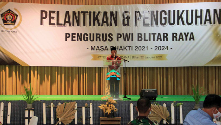 Wali Kota Blitar, Santoso menyampaikan sambutan dalam Pelantikan dan Pengukuhan Pengurus PWI Blitar Raya Periode 2021-2024, jumat (22/1/2021). (Foto: Humas Pemkot Blitar) 