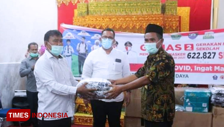 Gubernur Nova Iriansyah Salurkan 11 Ribu Masker untuk Sekolah di Aceh Barat Daya