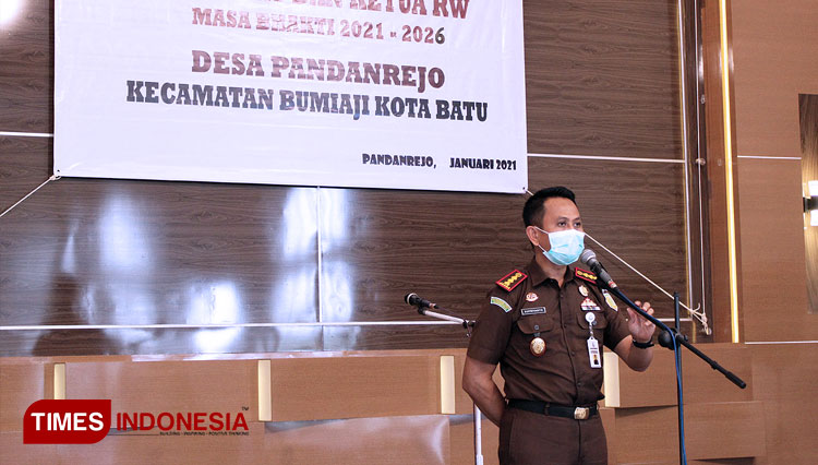 Kepala Kejaksaan Negeri Kota Batu, Dr Supriyanto SH MH saat memberikan pembekalan hukum di Desa Pandanrejo, Kota Batu. (FOTO: Muhammad Dhani Rahman/TIMES Indonesia))