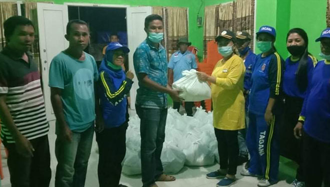 Tagana Halut saat menyalurkan bantuan paket sembako dari Kemensos RI buat pengungsi di Galela. (Foto: Tagana Malut for TIMES Indonesia).