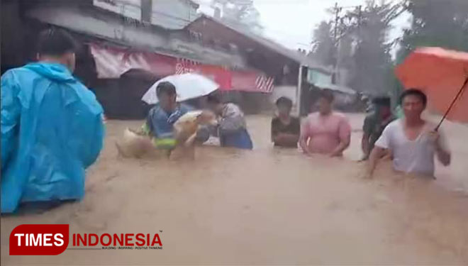 Beberapa lokasi di kota Manado dilanda banjir. (Foto: Herry Dumais/TIMES Indonesia)