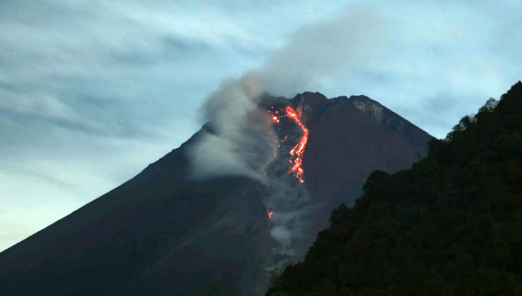 Gunung Merapi ketika mengeluarkan lava pijar dan awan panas. (FOTO: BPPTKG for TIMES Indonesia)