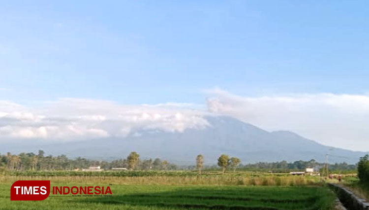 Gunung Raung terlihat dari Desa Jambewangi, Kecamatan Sempu (Foto: Riswan Efendi/TIMES Indonesia)