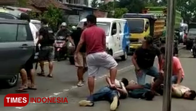 Tim polisi Semarang menangkap perampok di jalan Raya Cikoneng, Ciamis (Foto: Natasya/TIMES Indonesia)