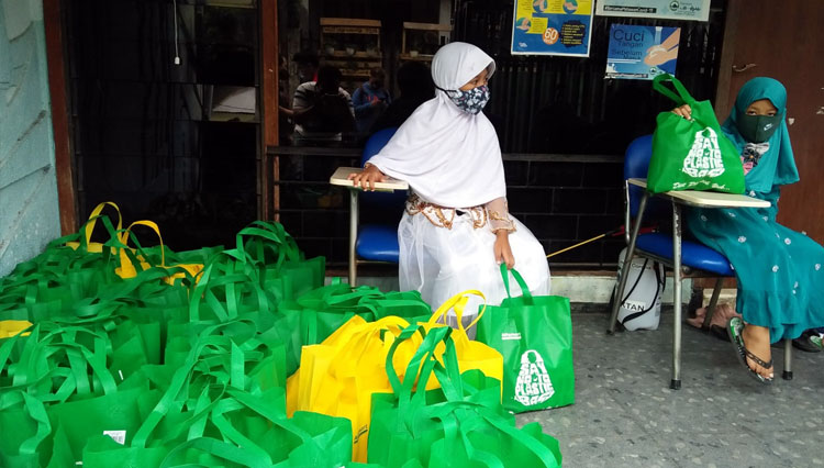 Alfamart-menyerahkan-paket-sembako-2.jpg