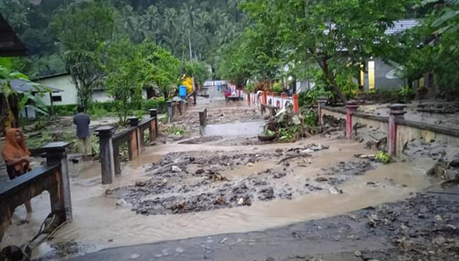 Banjir dan tebing longsor di Desa Titigogoli, Desa Libano dan Jalan Nasional Menuju Desa Bere Bere Kecil karena, hujan semalam. (Foto: Tagana for TIMES Indonesia).