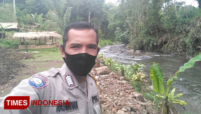 Bhabinkamtibmas Polsek Dempo Utara, Bripka Raswan Hadi mengecek lokasi wisata tubing Sungai Selangis di Dusun Gunung Agung Lama  (Foto : Asnadi/Times Indonesia)