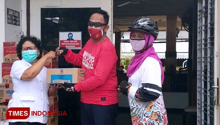 Komisaris Utama PT Tri Jaya Komunika, Triyanto bersama karyawan Jogjabike dan pesepeda SMAN 3 (Padmanaba) Yogyakarta ketika melakukan aksi sosial di dua panti asuhan di Yogyakarta. (FOTO: Fajar Rianto/TIMES Indonesia)