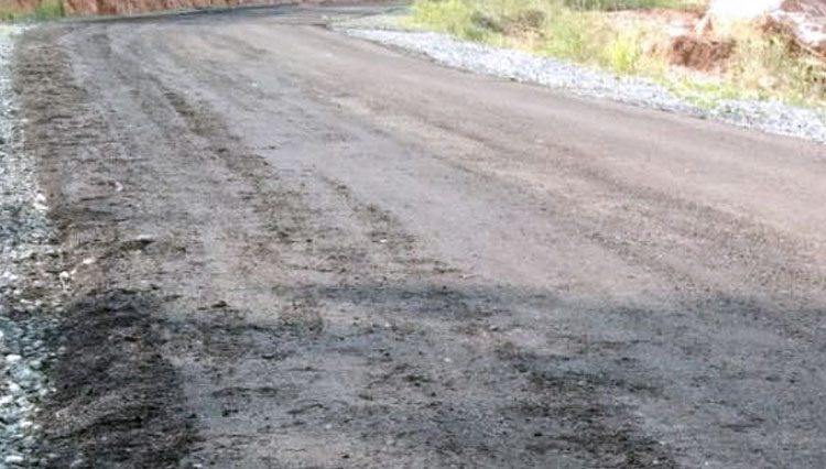 Kondisi Jalan Dengan Anggaran  Rp 4M Lebih, Desa Kilong Taliabu Barat (Foto: Komisi III DPRD Pulau Taliabu)