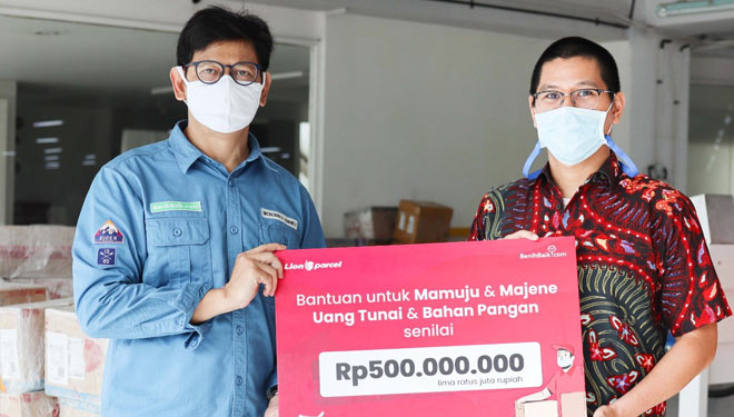 Perwakilan Lion Parcel saat memberikan bantuan kepada Perwakilan BenihBaik.com untuk korban gempa Majene dan Mamuju Sulawesi Barat. (Foto: Dokumentasi Lion Parcel/TIMES Indonesia) 