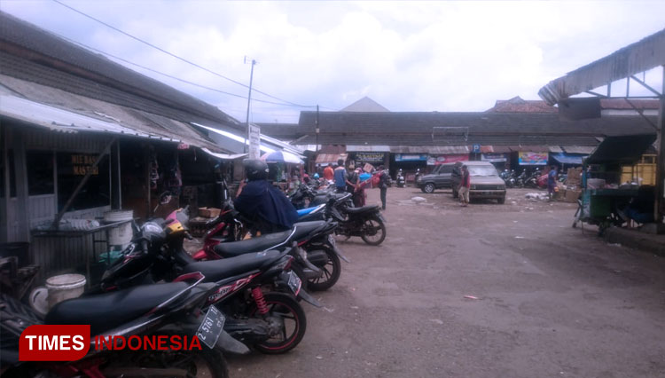 Parkir kendaraan bermotor di Pasar Ciamis. (FOTO: Natasya/TIMES Indonesia)