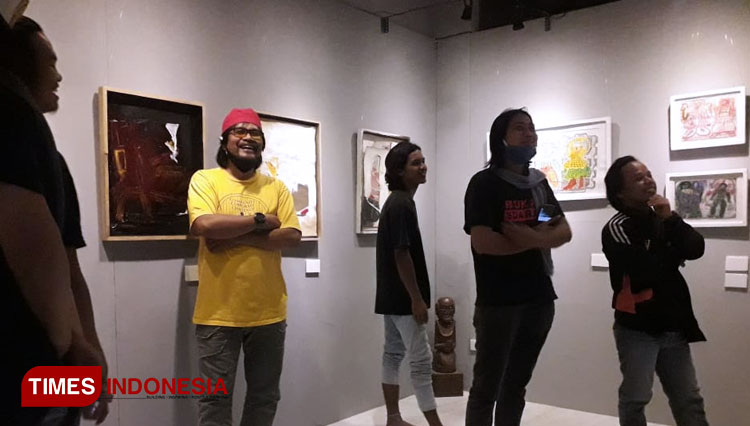 Suasana pameran seni rupa MENGALIR dengan penerapan Protokol kesehatan pencegahan Covid-19 di Tuban, Sabtu, (23/01/2021). (foto: Achmad Choirudin/TIMES Indonesia)