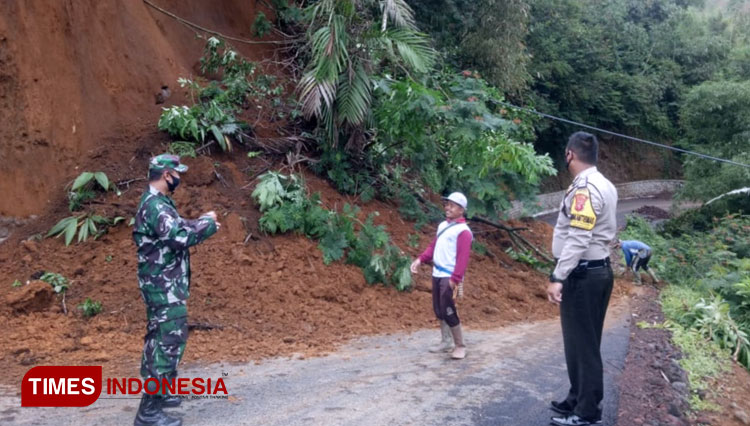 Akses jalan di Kabupaten Majalengka tertimpa tanah longsor. (Foto: Jaja Sumarja/TIMES Indonesia)