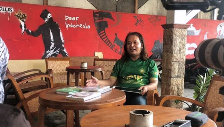 Pengamat Sepak Bola Indonesia, Fajar Junaedi saat diwawancarai oleh awak media. (foto: Instagram/Fajar Junaedi)