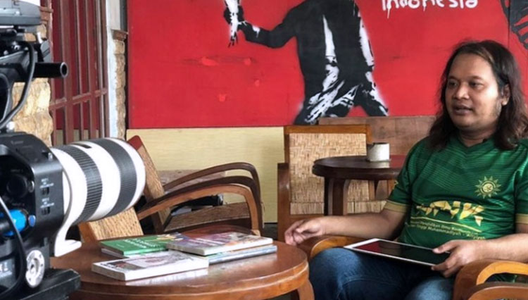 Pengamat Sepak Bola Indonesia, Fajar Junaedi saat diwawancarai oleh awak media (foto: Instagram/Fajar Junaedi)