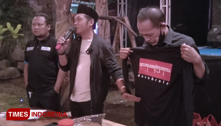 Pendiri Keluarga Laskar Blambangan, Teddy Anugrianto saat menunjukkan kaos organisasi (Foto: Rizki Alfian/TIMES Indonesia)