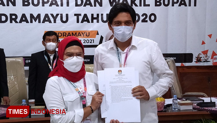 Nina-Lucky usai menerima SK Penetapan Bupati dan Wakil Bupati Indramayu terpilih. (Foto: Muhamad Jupri/TIMES Indonesia)