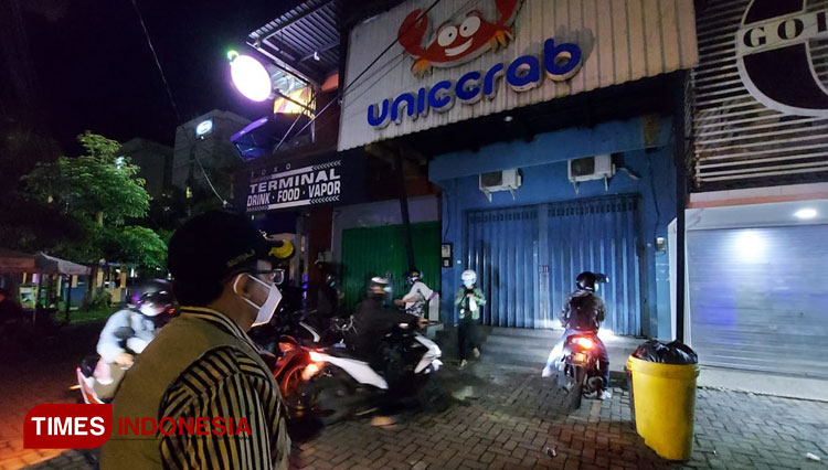 Pemkot Malang bersama jajaran Satpol PP, Dishub dan Polresta Malang Kota saat melakukan operasi PPKM terkait pemberlakuan jam malam. (Foto: Rizky Kurniawan Pratama/TIMES Indonesia)