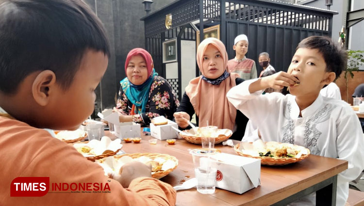Ratusan Nelayan Cirebon Diajak Makan Bersama di Himas Caffee And Eatery a