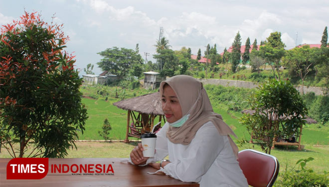 The customer enjoy a cup of hot chocolate at Rumah Coklat Bodag Madhco. (Photo: Aditya Candra/TIMES Indonesia)