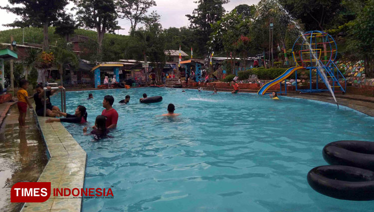 A public pool at Lembah Mbencirang at Kebuntunggul Tourism Village, Gondang, Mojokerto (24/01/2021). (Photo: Thaoqid Nur Hidayat/TIMES Indonesia)