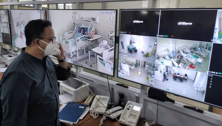 Gubernur DKI Jakarta Anies Baswedan saat memantau ketersediaan tempat di RS diwilayahnya untuk pasien Covid-19. (FOTO: Pemrov DKI Jakarta)