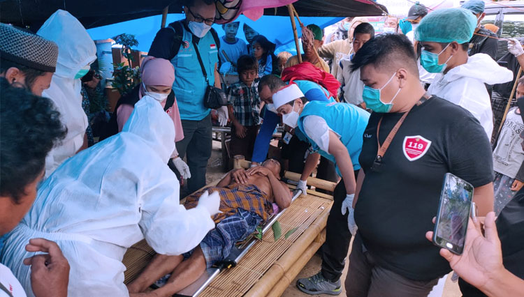 Christyaji Indradmojo (yang mengenakan kopiah putih) saat evakuasi pasien di Sulawesi Barat. (Foto: Christyaji Indradmojo For TIMES Indonesia)