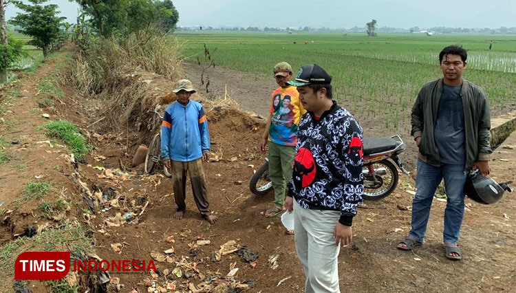Anggota Komisi B DPRD Kabupaten Bandung Mochammad Luthfi Hafiyyan meninjau sawah petani yang kekeringan akibat tidak mendapat aliran air irigasi di Desa Linggar, Kec Rancaekek, Kab Bandung, Senin (25/1/21). (FOTO: Iwa/TIMES Indonesia)