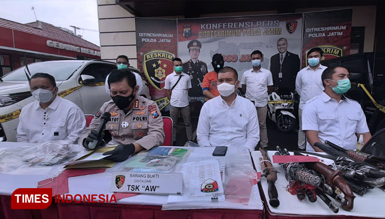 Ditreskrimum Polda Jatim saat ungkap kasus penipuan makelar tanah, Senin (25/1/2020). (Foto: Khusnul Hasana/TIMES Indonesia)