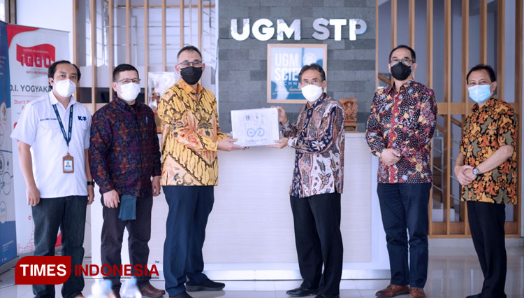 Direktur Operasi dan Produksi Pupuk Kaltim Hanggara Patrianta menerima secara simbolis GeNose C19 di UGM Senin 25/1/2021. (FOTO: Humas PKT for TIMES Indonesia)