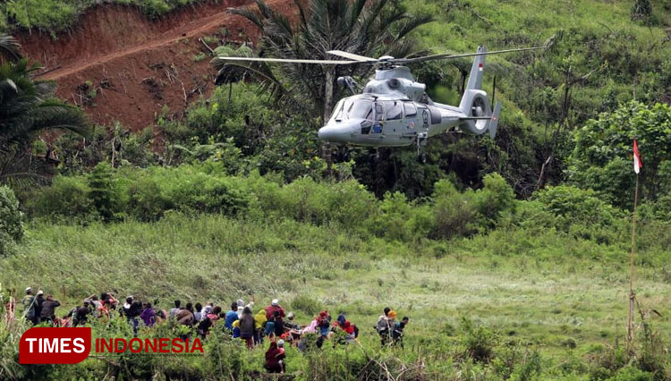 Helikopter Anti Kapal Selam (AKS) AS565 MBe saat akan mendarat di Kecamatan Ulumanda, Majene, untuk mendistribusikan logistik ke Masyarakat yang terdampak Bencana Alam Gempa Bumi. (Foto: Skuadron Udara 400 Wing Udara 2 Puspenerbal for Times Indonesia)