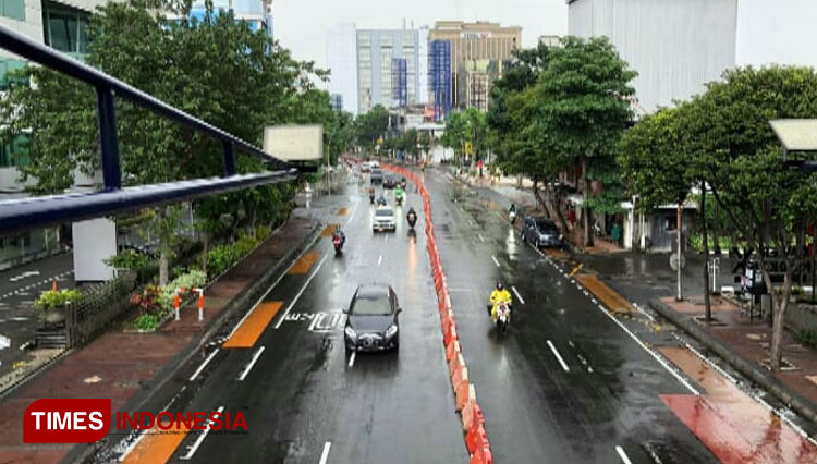 Suasana kota di salah satu jalan protokol Surabaya nampak lengang. (Foto: Ammar Ramzi/TIMES Indonesia)