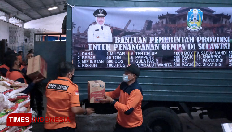 Proses loading barang bantuan Pemprov Jatim ke KRI Banda Aceh, Senin (25/1/2021). (FOTO: Lely Yuana/TIMES Indonesia) 