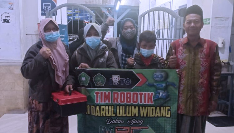 Tim robotik MI Darul Ulum Widang Tuban, saat akan berangkat ke Jakarta untuk mengikuti babak Final MRC, Senin, (25/01/2021). (Foto: Dok. MI Darul Ulum Widang)
