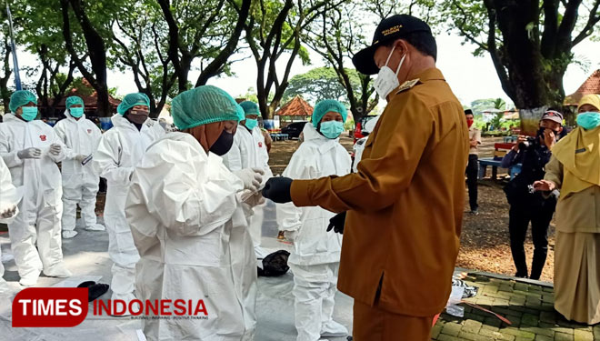 Wali Kota Madiun H. Maidi memantau pelatihan memakai APD level 3 kepada para pelatih Brigadir Penolong Pramuka. (Foto: Aditya Candra/TIMES Indonesia)