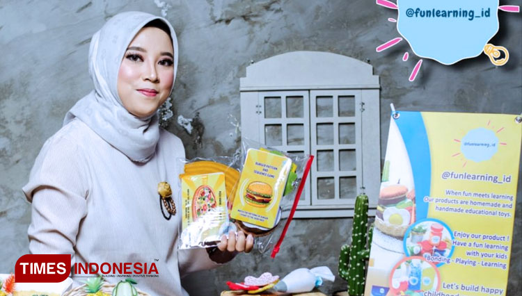 Novia Maulina, owner Funlearning_id dengan beberapa produk mainan edukasinya. (FOTO: AJP TIMES Indonesia)