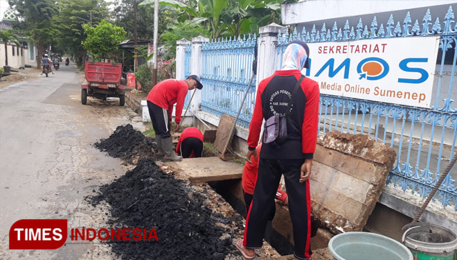 Petugas Pematusan Dinas PRKP dan Cipta Karya Sumenep Mebersihkan Saluran Air Untuk Menanggulangi Terjadinya Banjir, Senin (25/1/2021). (FOTO: Ach. Qusyairi Nurullah/TIMES Indonesia). 