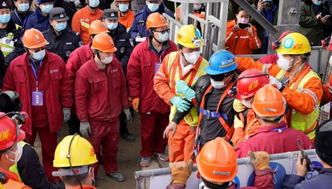 Dibutuhkan beberapa jam hingga 11 penambang dibawa keluar dari lubang tambang pada Minggu pagi. (FOTO:BBC/AFP)