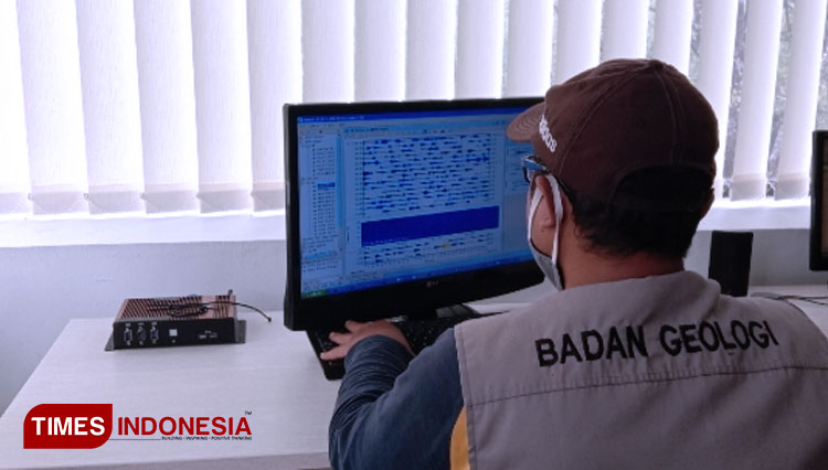Petugas PPGA Ruang saat memantau perkembangan kondisi Gunung Raung (Foto: Rizki Alfian/TIMES Indonesia)