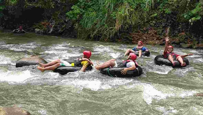 Wisatawan sedang asyik mencoba wahana River Tubing di Sungai Cileueur Ciamis. (Foto: Dadang/harapanrakyat.com)