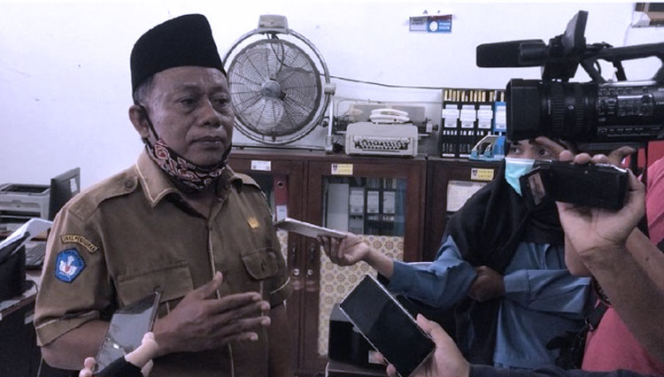 Kepala SMK Negeri 2 Padang, Rusmadi saat diwawancarai oleh awak media. (FOTO: Detik.com)