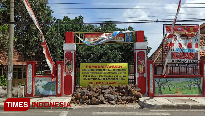 Tumpukan batu menutupi gerbang SDN 1 Klatak Banyuwangi. (FOTO: Agung Sedana/ TIMES Indonesia)