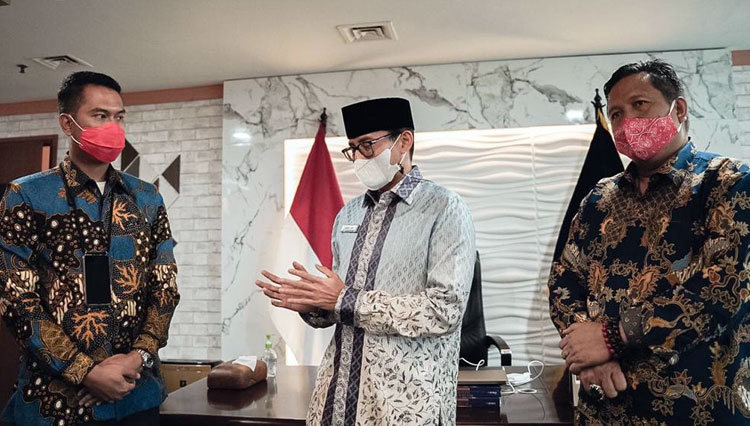 Menparekraf Sandiaga Uno (tengah) saat diskusi dengan Bupati Muna LM Rusman Emba dan Bupati Sinjai Andi Seto Asapa di Gedung Sapta Pesona, Jakarta, Senin (25/1/2021). (foto: Kemenparekraf RI)