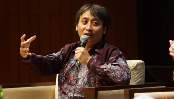 Kepala Riset Pusat Kajian Jaminan Sosial (PKJS) Universitas Indonesia, Teguh Dartanto saat menjadi salah pembicara dalam acara seminar nasional (foto: Tweeter/KataData)
